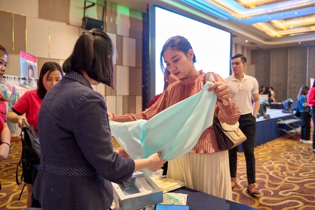 khách hàng trải nghiệm sản phẩm